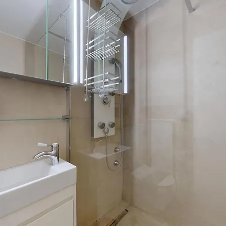 With A Swimming Pool In شقة
